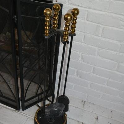 LOT 572. FIRE SCREEN AND FIREPLACE TOOLS