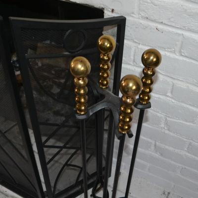 LOT 572. FIRE SCREEN AND FIREPLACE TOOLS