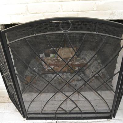 LOT 572. FIRE SCREEN AND FIREPLACE TOOLS