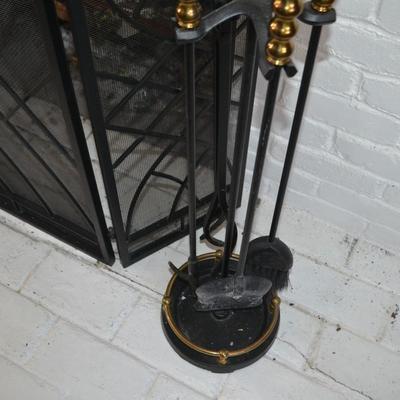 LOT 572. FIRE SCREEN AND FIREPLACE TOOLS