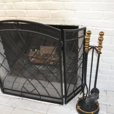 LOT 572. FIRE SCREEN AND FIREPLACE TOOLS