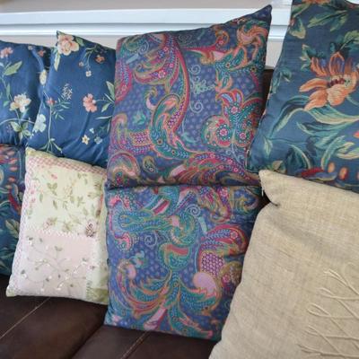 LOT 578    COLLECTION OF 8 THROW PILLOWS