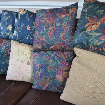 LOT 578    COLLECTION OF 8 THROW PILLOWS