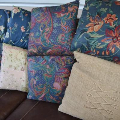 LOT 578    COLLECTION OF 8 THROW PILLOWS