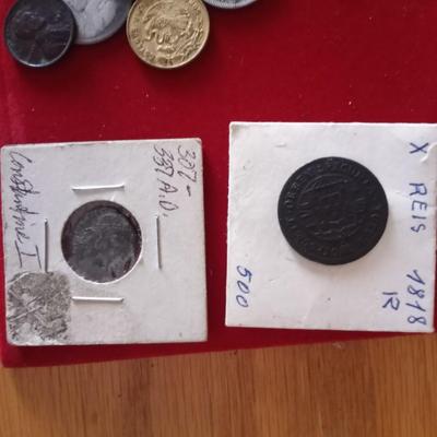 VARIETY OF COLLECTIBLE COINS AND ENGRAVED GLASS DECOR PAPERWEIGHT