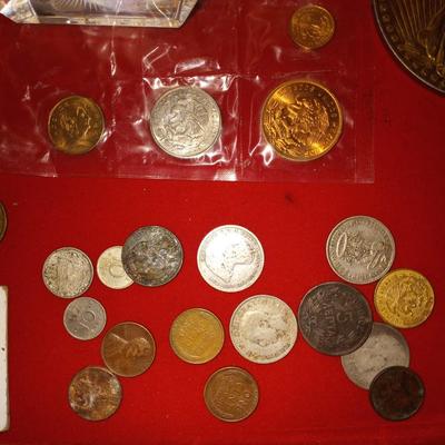VARIETY OF COLLECTIBLE COINS AND ENGRAVED GLASS DECOR PAPERWEIGHT