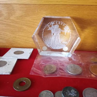 VARIETY OF COLLECTIBLE COINS AND ENGRAVED GLASS DECOR PAPERWEIGHT