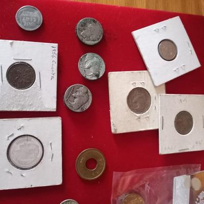 VARIETY OF COLLECTIBLE COINS AND ENGRAVED GLASS DECOR PAPERWEIGHT