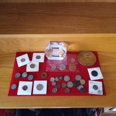 VARIETY OF COLLECTIBLE COINS AND ENGRAVED GLASS DECOR PAPERWEIGHT