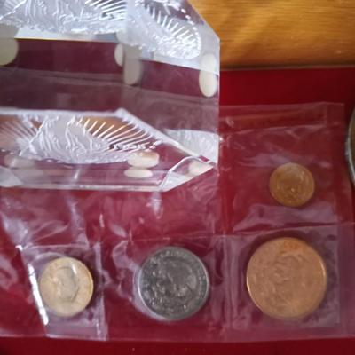 VARIETY OF COLLECTIBLE COINS AND ENGRAVED GLASS DECOR PAPERWEIGHT