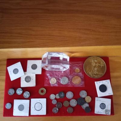 VARIETY OF COLLECTIBLE COINS AND ENGRAVED GLASS DECOR PAPERWEIGHT