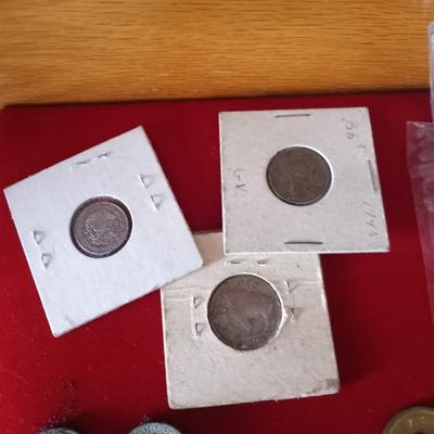 VARIETY OF COLLECTIBLE COINS AND ENGRAVED GLASS DECOR PAPERWEIGHT