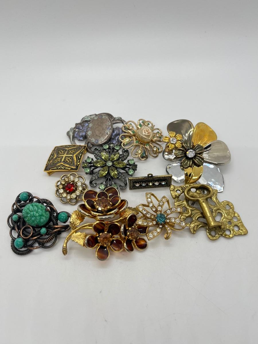 LOT 147 Vintage Pins and Brooches