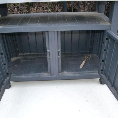 LOT 590. OUTDOOR POTTING BENCH