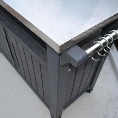 LOT 590. OUTDOOR POTTING BENCH