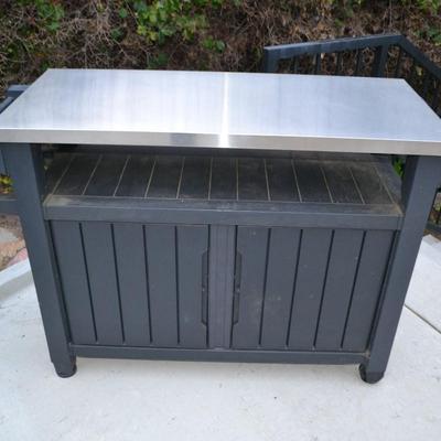 LOT 590. OUTDOOR POTTING BENCH