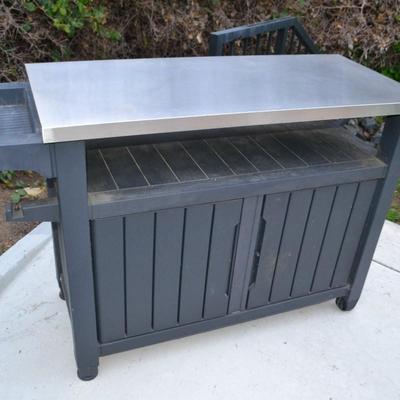 LOT 590. OUTDOOR POTTING BENCH
