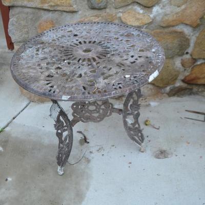 LOT 591. METAL GARDEN TABLE