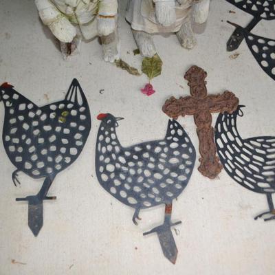 LOT 600. BUNNY DECOR AND 4 METAL YARD DECOR