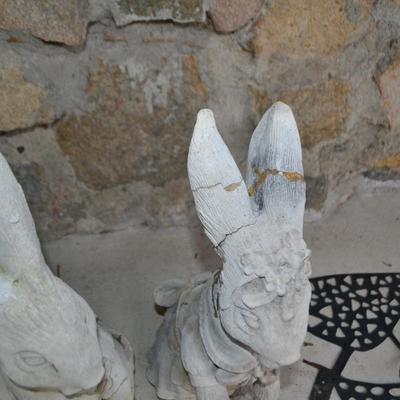 LOT 600. BUNNY DECOR AND 4 METAL YARD DECOR