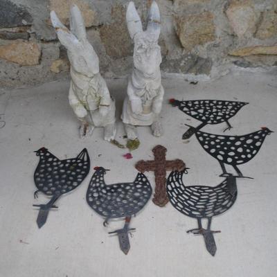 LOT 600. BUNNY DECOR AND 4 METAL YARD DECOR