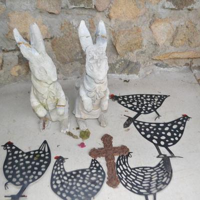 LOT 600. BUNNY DECOR AND 4 METAL YARD DECOR