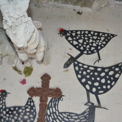LOT 600. BUNNY DECOR AND 4 METAL YARD DECOR