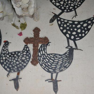 LOT 600. BUNNY DECOR AND 4 METAL YARD DECOR