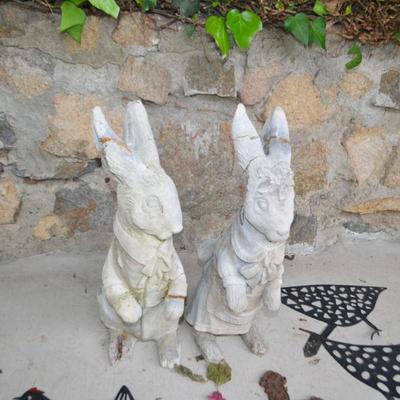 LOT 600. BUNNY DECOR AND 4 METAL YARD DECOR