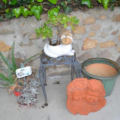 LOT 603. LIVE PLANTS AND YARD DECOR