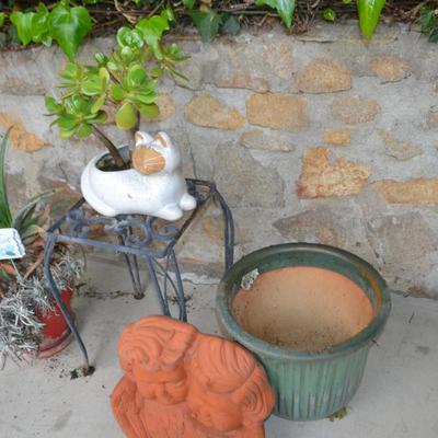 LOT 603. LIVE PLANTS AND YARD DECOR
