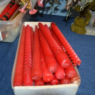 LOT 611. HOME DECOR FLOWER ARRANGEMENT AND COLLECTION OF CANDLES