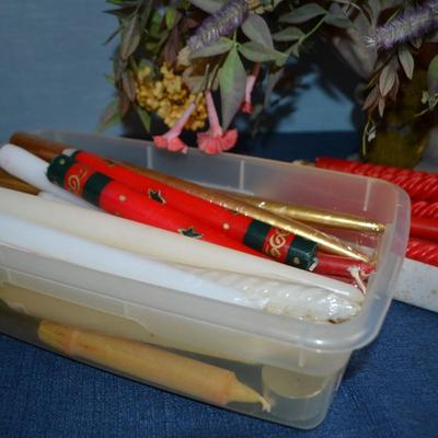 LOT 611. HOME DECOR FLOWER ARRANGEMENT AND COLLECTION OF CANDLES