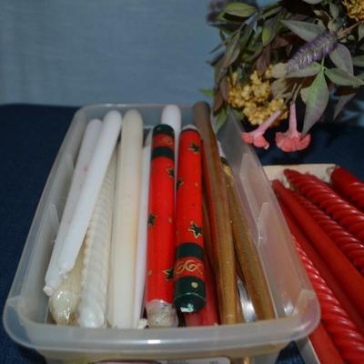 LOT 611. HOME DECOR FLOWER ARRANGEMENT AND COLLECTION OF CANDLES