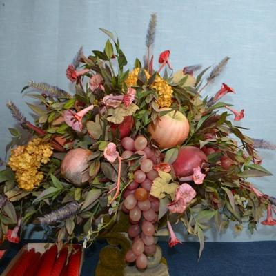 LOT 611. HOME DECOR FLOWER ARRANGEMENT AND COLLECTION OF CANDLES
