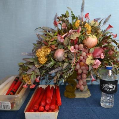 LOT 611. HOME DECOR FLOWER ARRANGEMENT AND COLLECTION OF CANDLES
