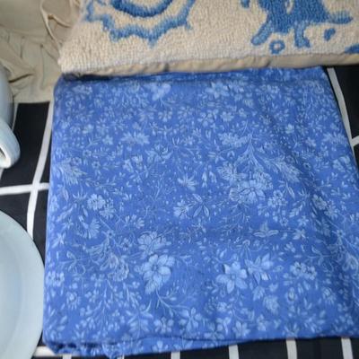 LOT 632 HOME DECOR, PILLOW AND HOME DECOR ART