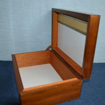 LOT 635 CIGAR HUMIDOR