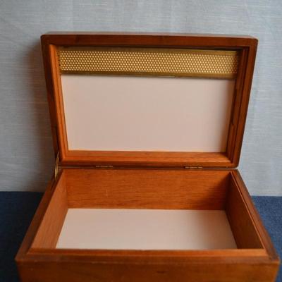 LOT 635 CIGAR HUMIDOR