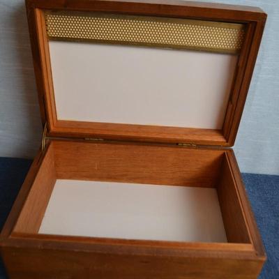 LOT 635 CIGAR HUMIDOR