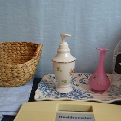 LOT 644. BATHROOM DECOR AND SCALE, TOWELS
