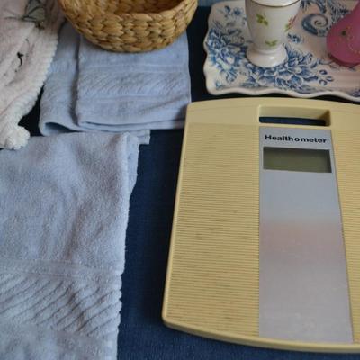 LOT 644. BATHROOM DECOR AND SCALE, TOWELS