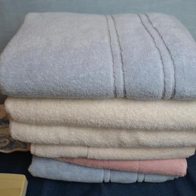 LOT 644. BATHROOM DECOR AND SCALE, TOWELS