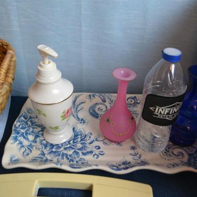 LOT 644. BATHROOM DECOR AND SCALE, TOWELS
