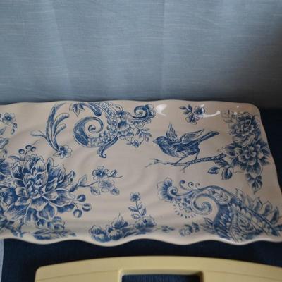 LOT 644. BATHROOM DECOR AND SCALE, TOWELS