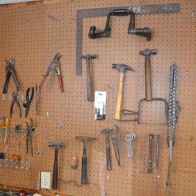 LOT 652. COLLECTION OF HAND TOOLS