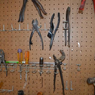 LOT 652. COLLECTION OF HAND TOOLS