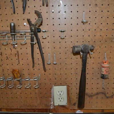 LOT 652. COLLECTION OF HAND TOOLS