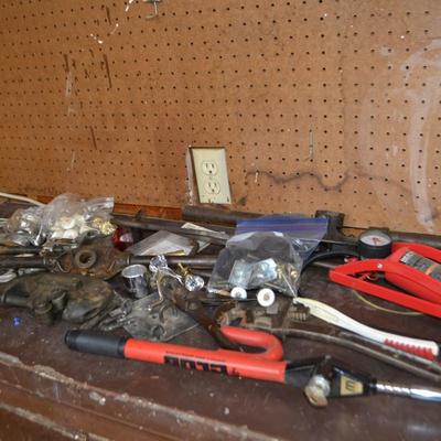 LOT 654 VARIOUS HAND TOOLS, CAR CLUB AND HARDWARE