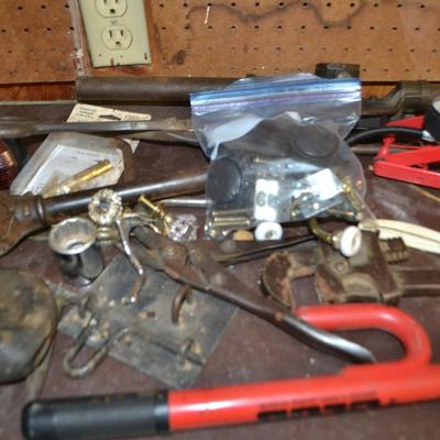LOT 654 VARIOUS HAND TOOLS, CAR CLUB AND HARDWARE